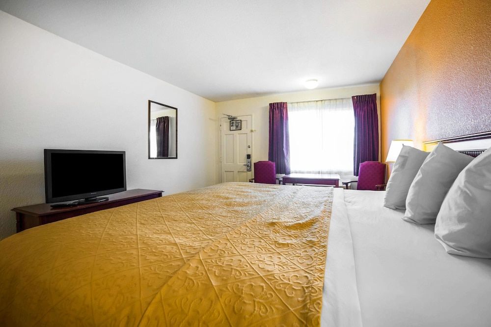 Standard Room, 1 Queen Bed, Smoking (2nd Floor)