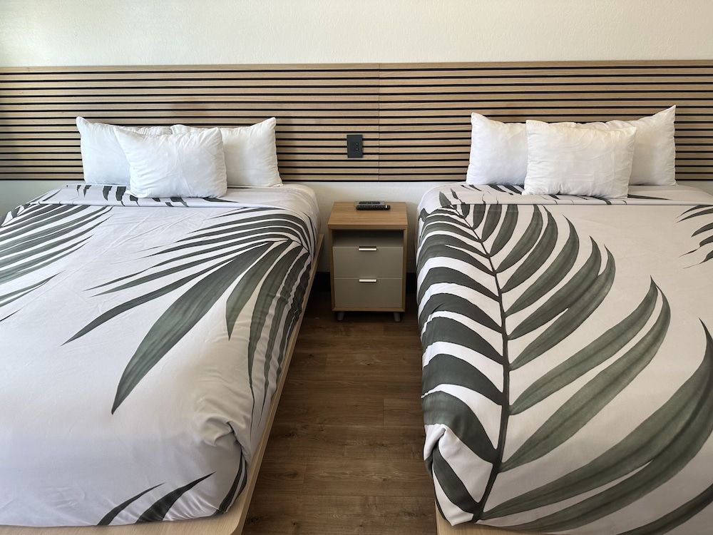 Sway Hotel Basic Double Room, 2 Queen Beds 3
