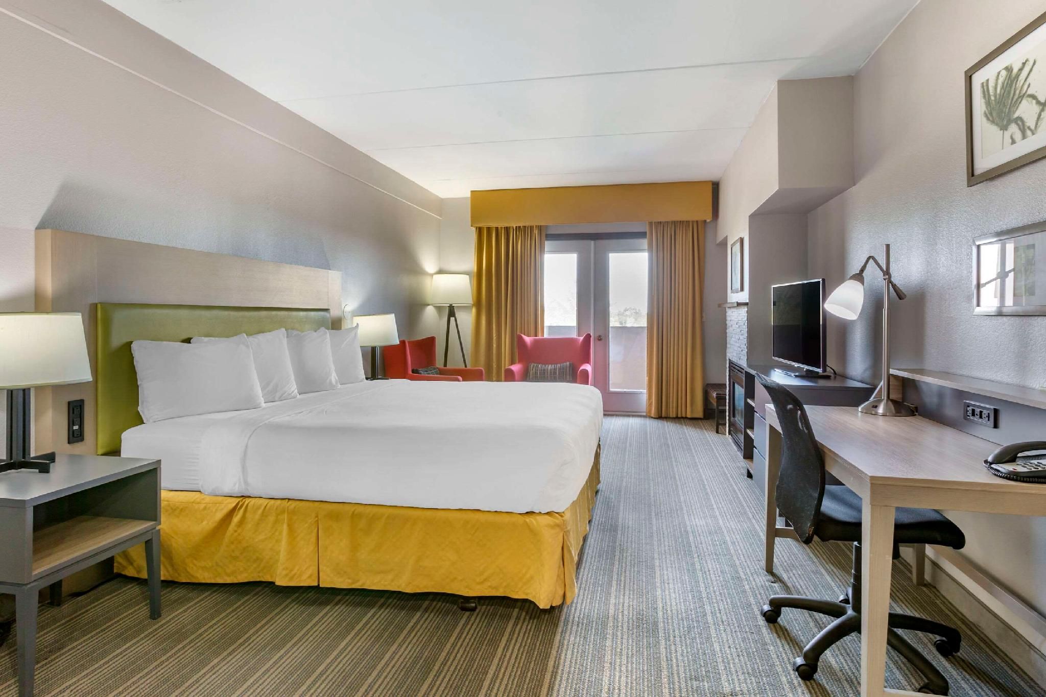1 King Bed, Suite, Nonsmoking