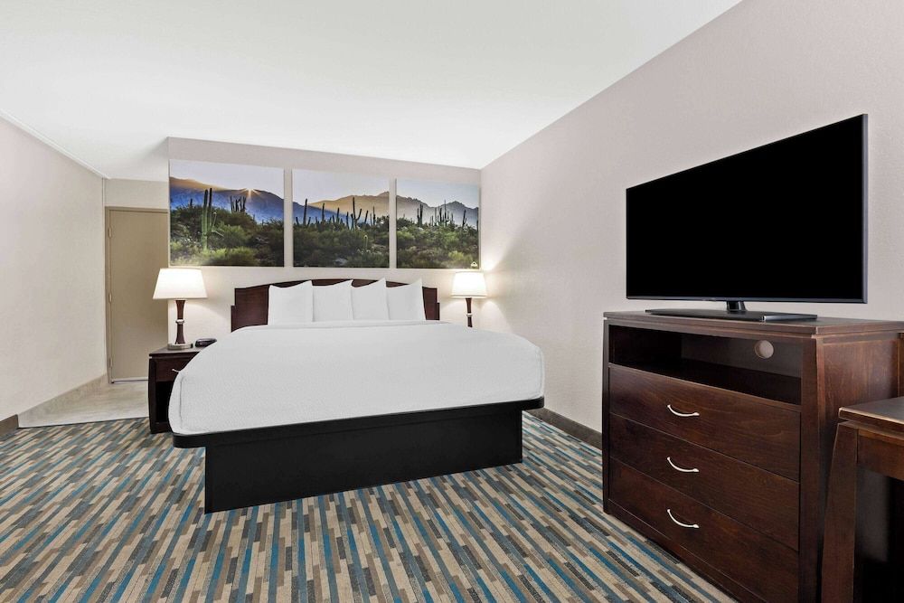 Days Inn & Suites by Wyndham Mesa Near Phoenix Standard Room, 1 King Bed