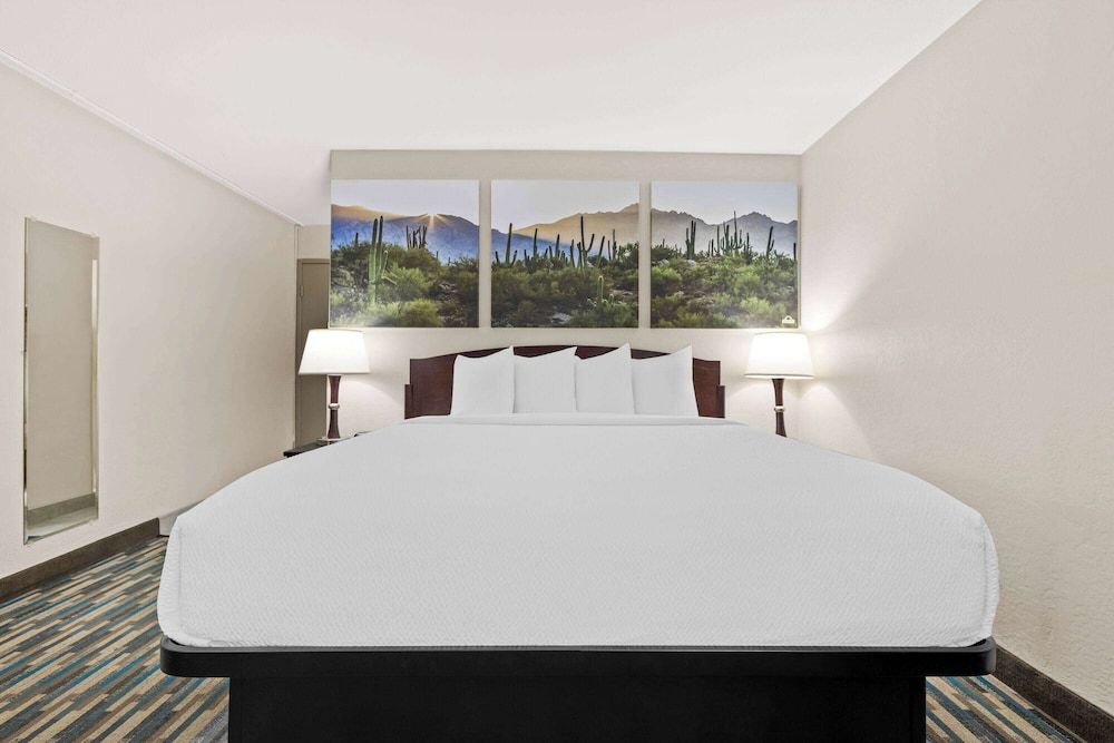 Days Inn & Suites by Wyndham Mesa Near Phoenix Standard Room, 1 King Bed 2
