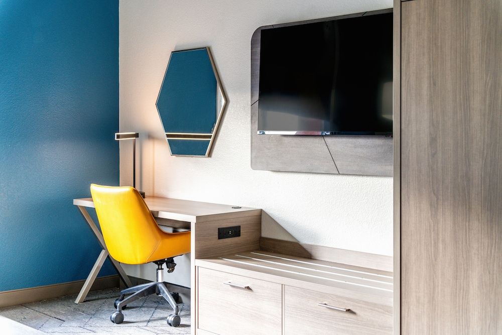 undefined Holiday Inn Express & Suites Phoenix - Mesa West by IHG 5