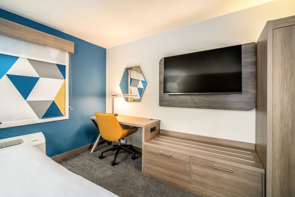 undefined Holiday Inn Express & Suites Phoenix - Mesa West by IHG