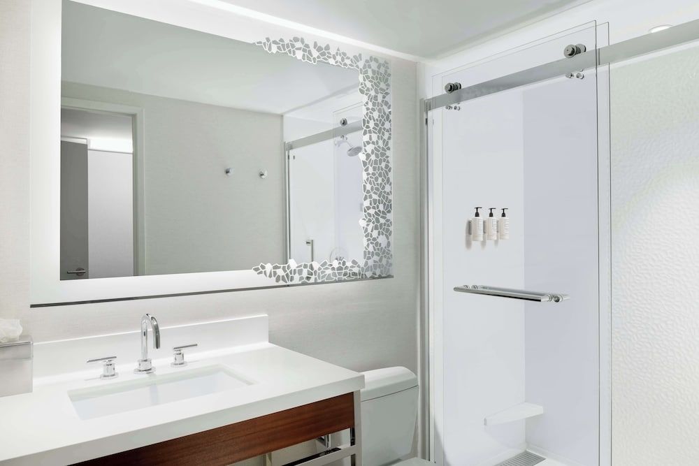 DoubleTree Suites by Hilton Phoenix One-Bedroom Suite with King Bed & Sofa Bed 5