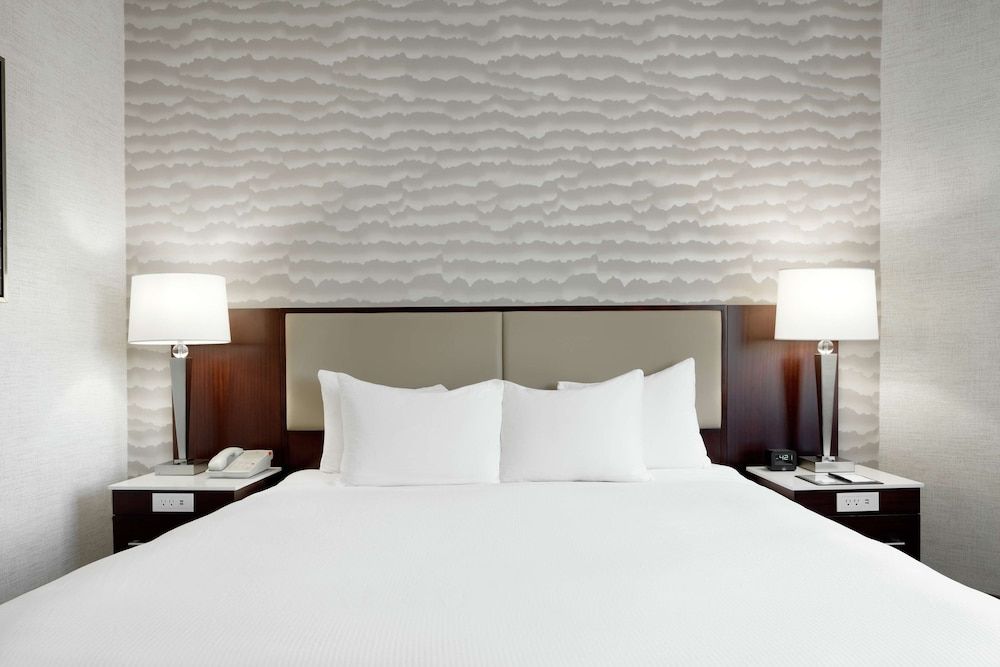 DoubleTree Suites by Hilton Phoenix One-Bedroom Suite with King Bed & Sofa Bed 2