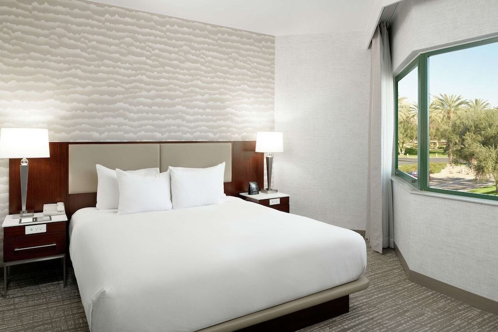 DoubleTree Suites by Hilton Phoenix One-Bedroom Suite with King Bed & Sofa Bed 3