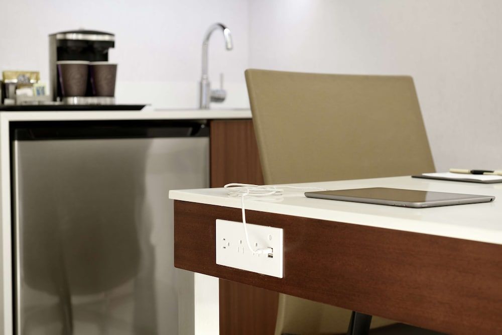 DoubleTree Suites by Hilton Phoenix One-Bedroom Suite with King Bed & Sofa Bed 6