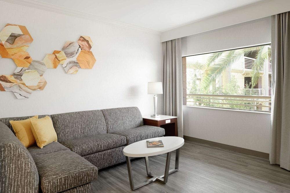 DoubleTree Suites by Hilton Phoenix One-Bedroom Suite with King Bed & Sofa Bed 8