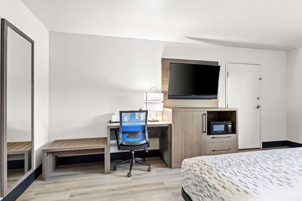 SureStay Hotel by Best Western Phoenix Airport Standard Room, 1 King Bed, Non Smoking, Refrigerator & Microwave 4