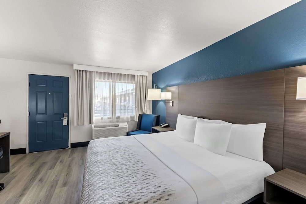 SureStay Hotel by Best Western Phoenix Airport Standard Room, 1 King Bed, Non Smoking, Refrigerator & Microwave 2