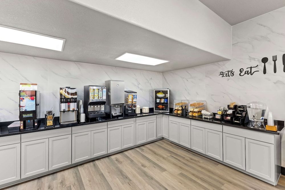 undefined SureStay Hotel by Best Western Phoenix Airport 7