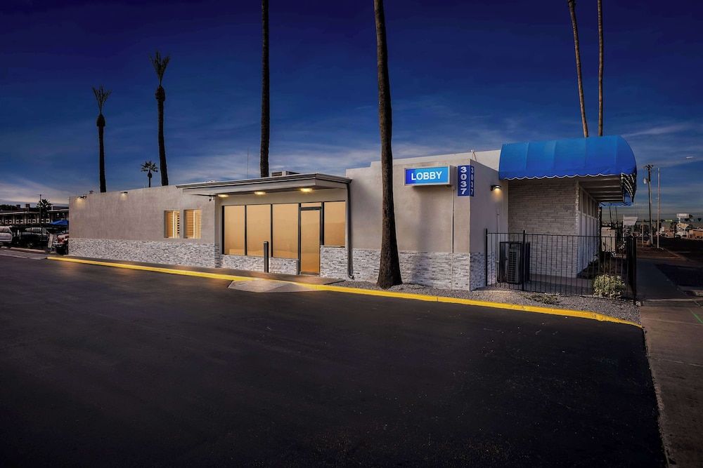 undefined SureStay Hotel by Best Western Phoenix Airport 3