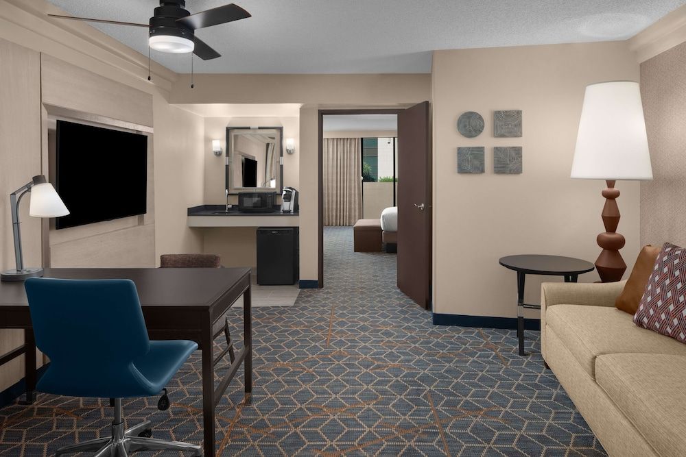 Premium Suite, 1 King Bed, Accessible, Bathtub (Mobility & Hearing)
