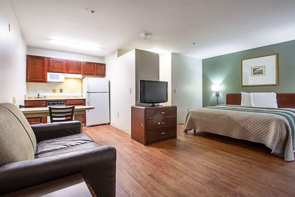 Studio, 1 King Bed, Non Smoking (Larger Room)