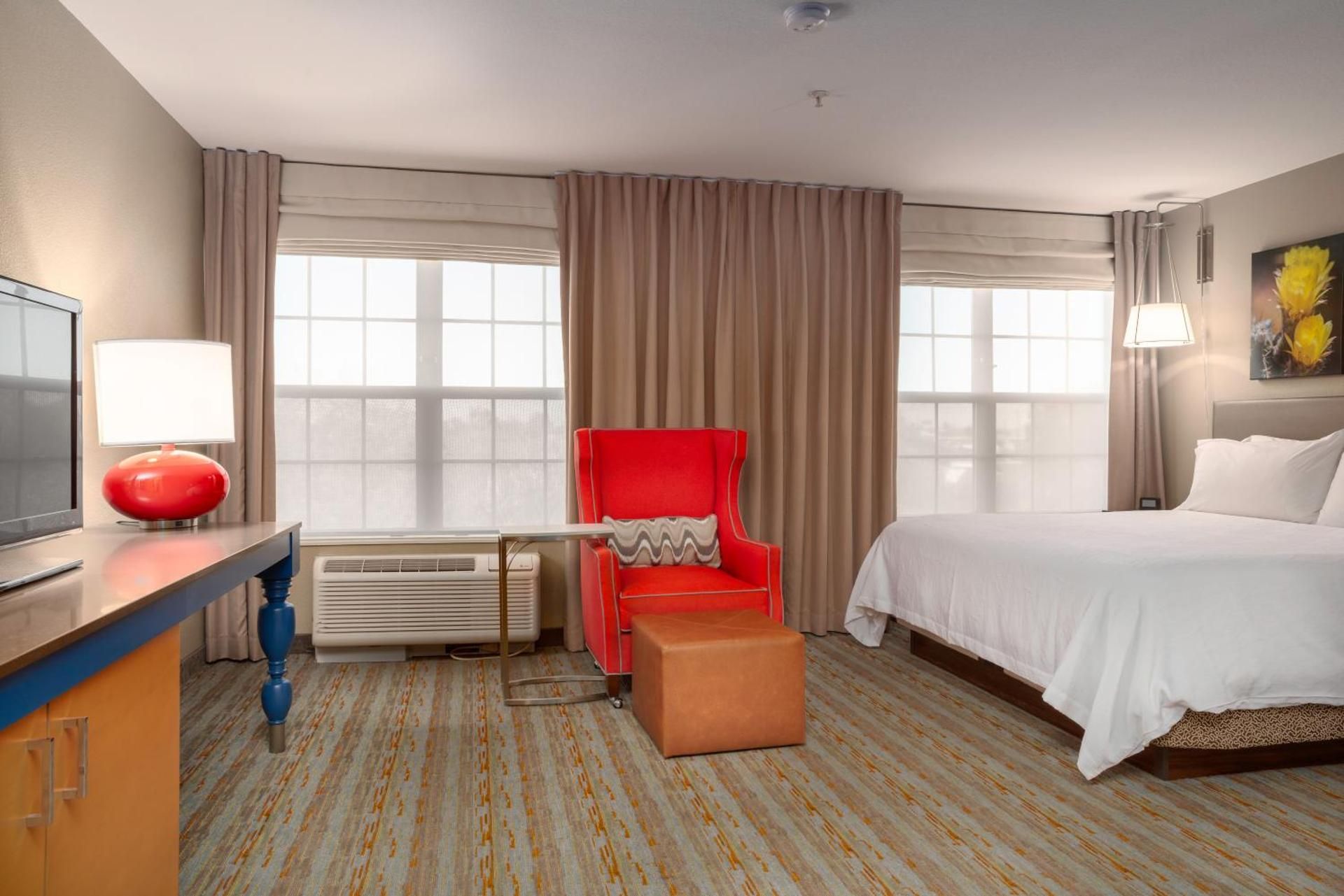 1 King Deluxe Mobility Access W/tub