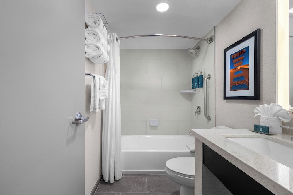 undefined DoubleTree by Hilton Phoenix Midtown 6