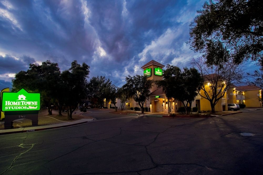 undefined HomeTowne Studios by Red Roof Phoenix - Dunlap Ave 6