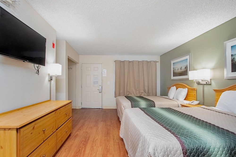 undefined HomeTowne Studios by Red Roof Phoenix - Dunlap Ave 7