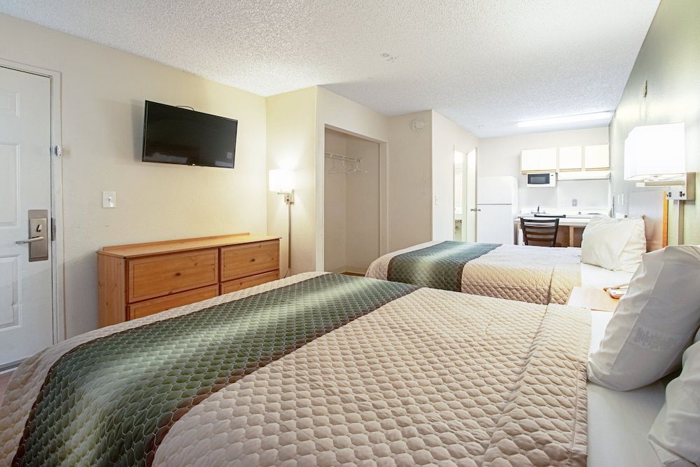 undefined HomeTowne Studios by Red Roof Phoenix - Dunlap Ave 9