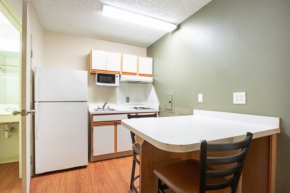 undefined HomeTowne Studios by Red Roof Phoenix - Dunlap Ave 8