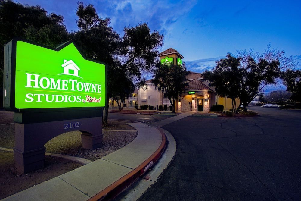 undefined HomeTowne Studios by Red Roof Phoenix - Dunlap Ave 3