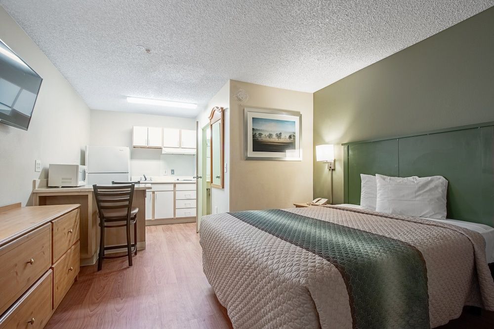 undefined HomeTowne Studios by Red Roof Phoenix - Dunlap Ave 2