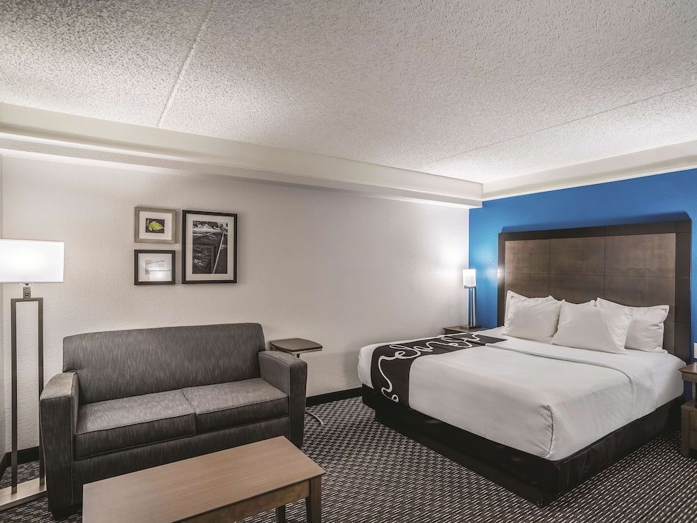 undefined La Quinta Inn & Suites by Wyndham Phoenix Chandler 3