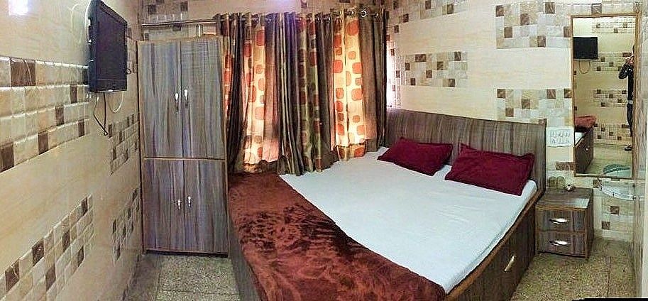 Deluxe Three Bed AC Room