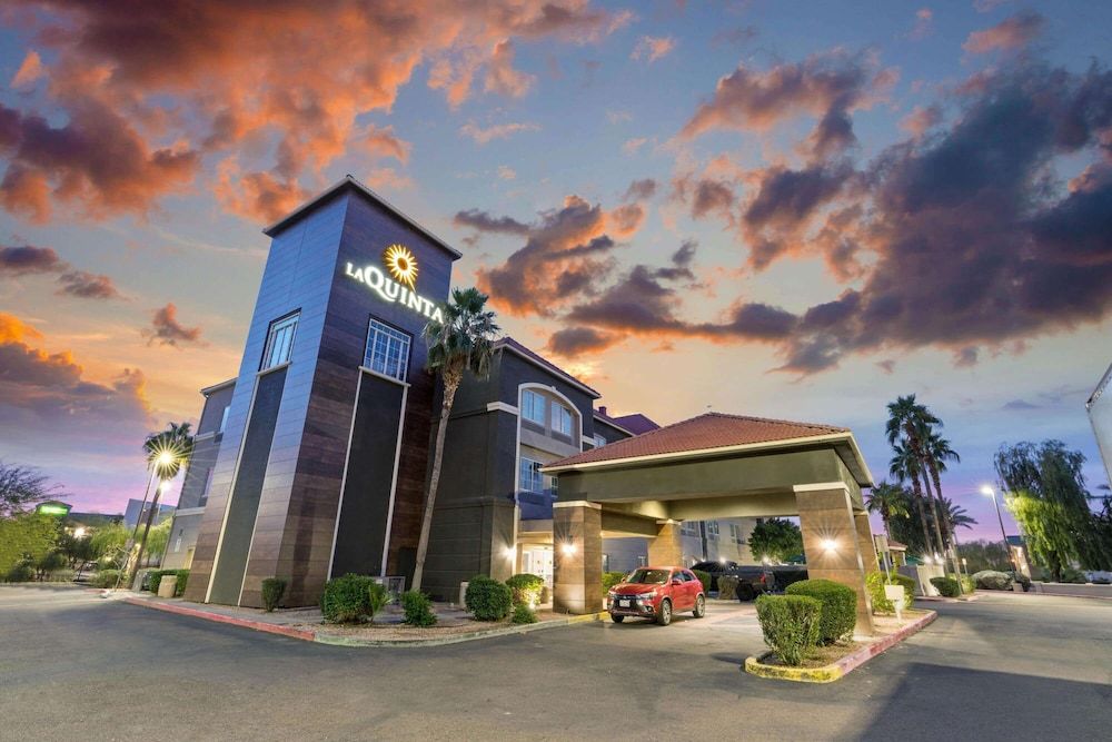 undefined La Quinta Inn & Suites by Wyndham Phoenix I-10 West 6