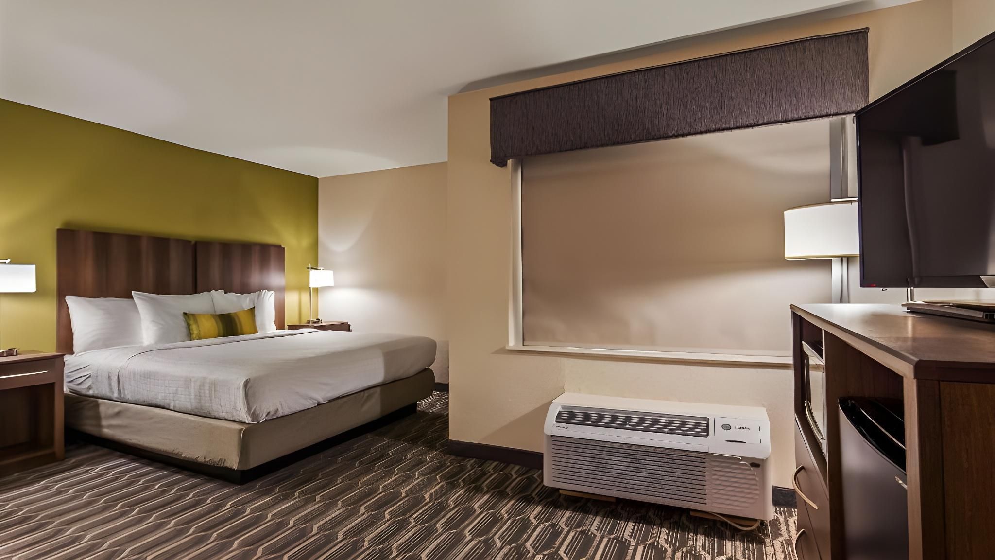 1 King Bed - Non-Smoking