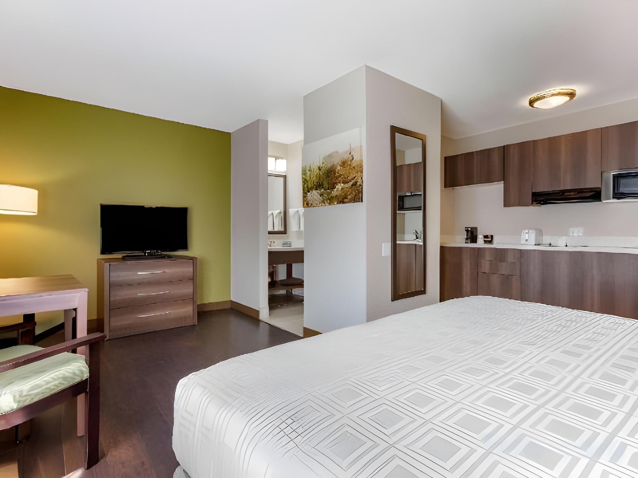 1 King Bed, NonSmoking, Pet Friendly Room