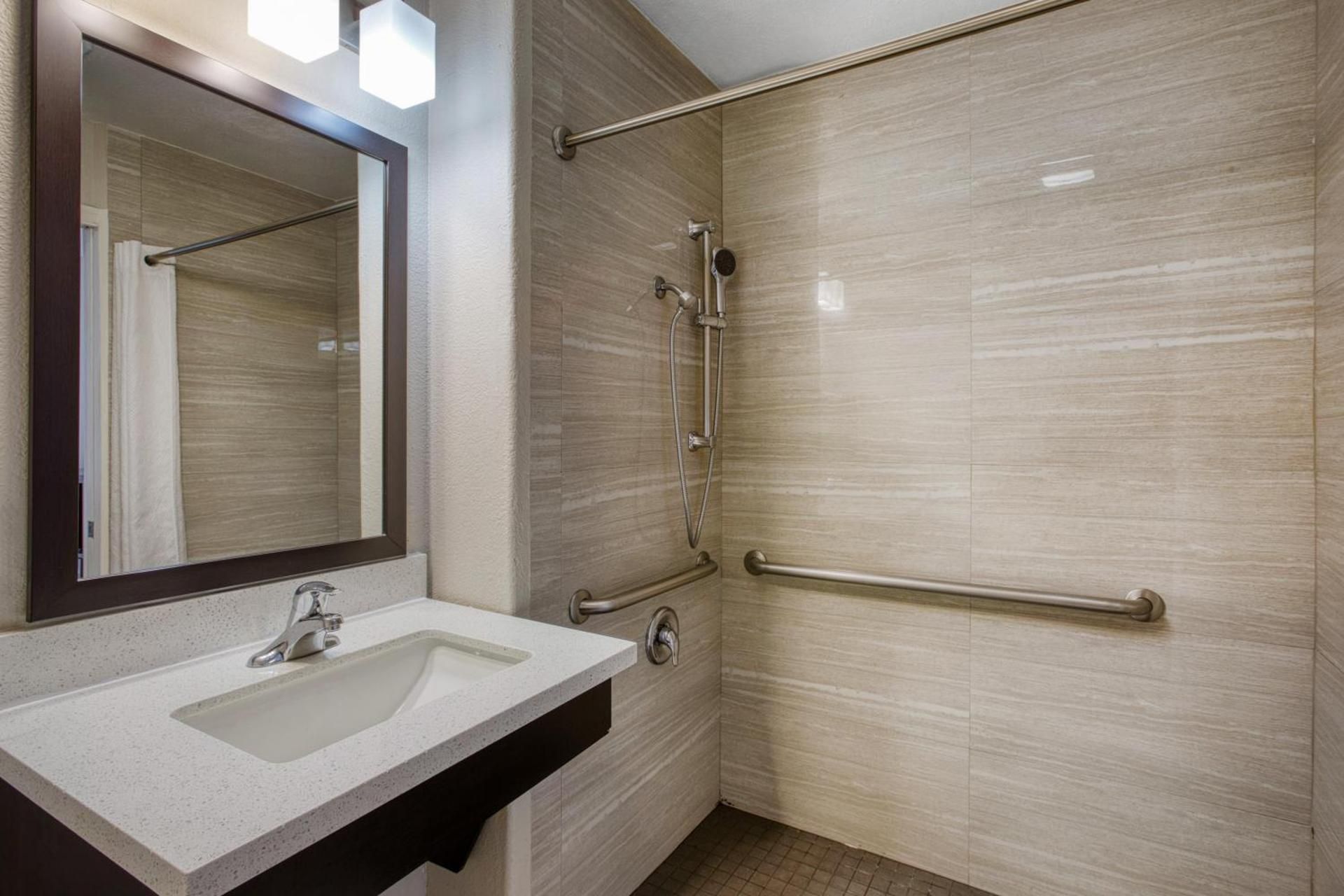 King Room with Roll-In Shower - Mobility Access