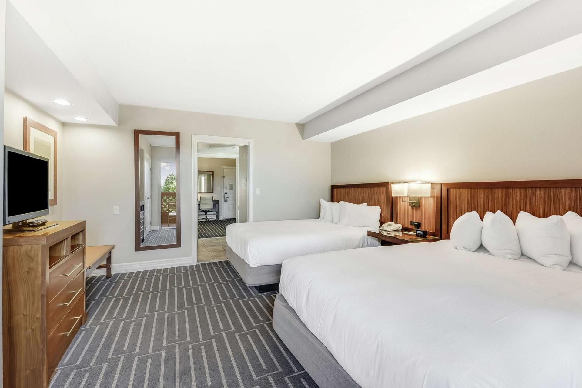 2 Queen 1 Bdrm Poolside Ste W/queen Sofa Bed