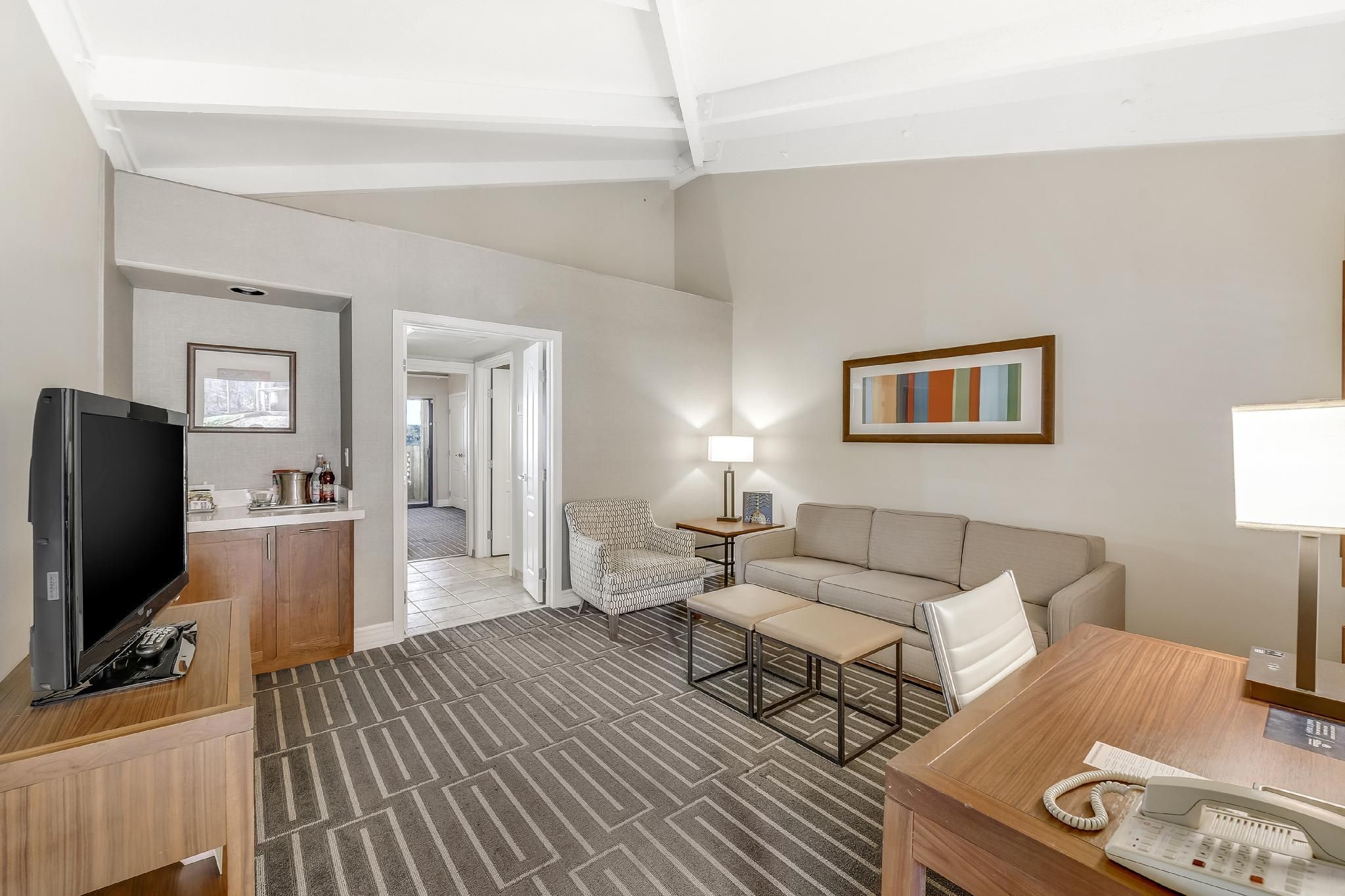 1 KING MOBILITY/HEARING ACCESS W/ RI SHWR