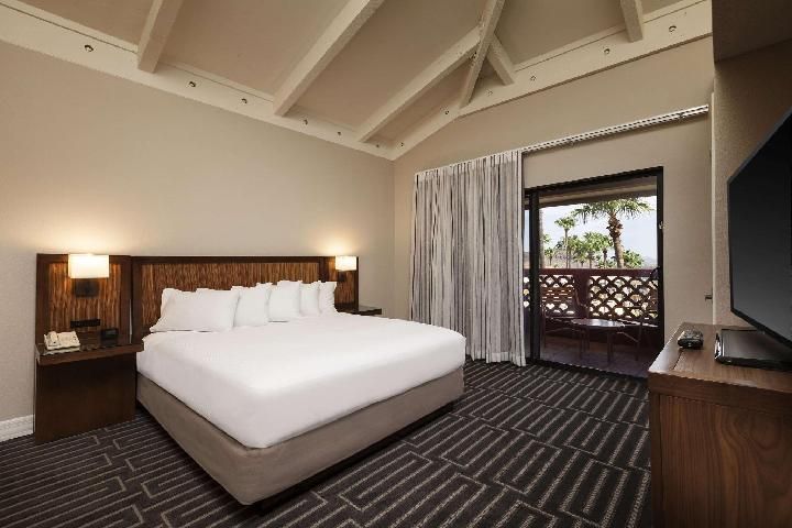 1 King 1 Bedroom Standard Suite - Main Bldg