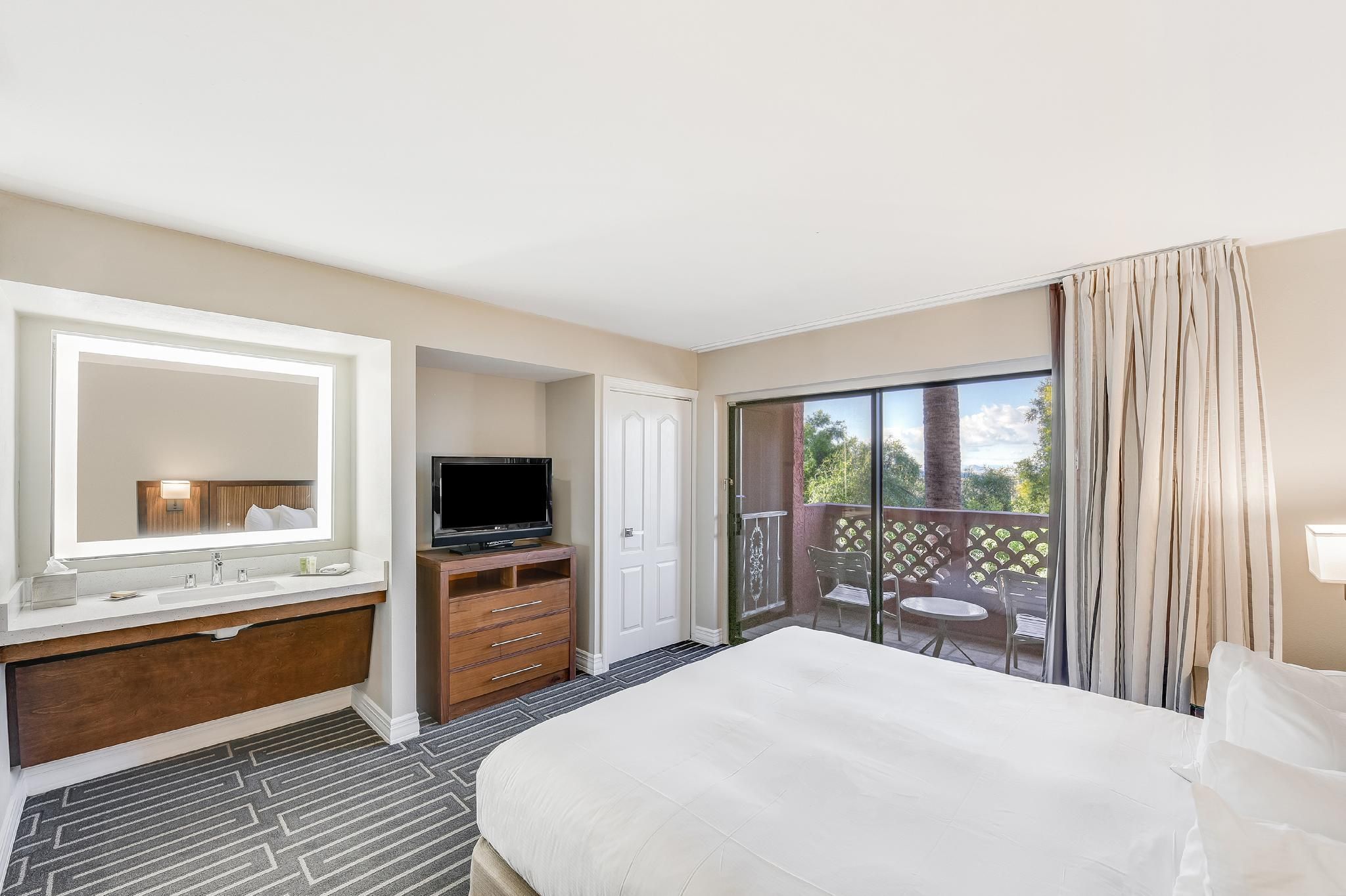 1 KING SUITE MOBILITY/HEARING ACCESS W/TUB