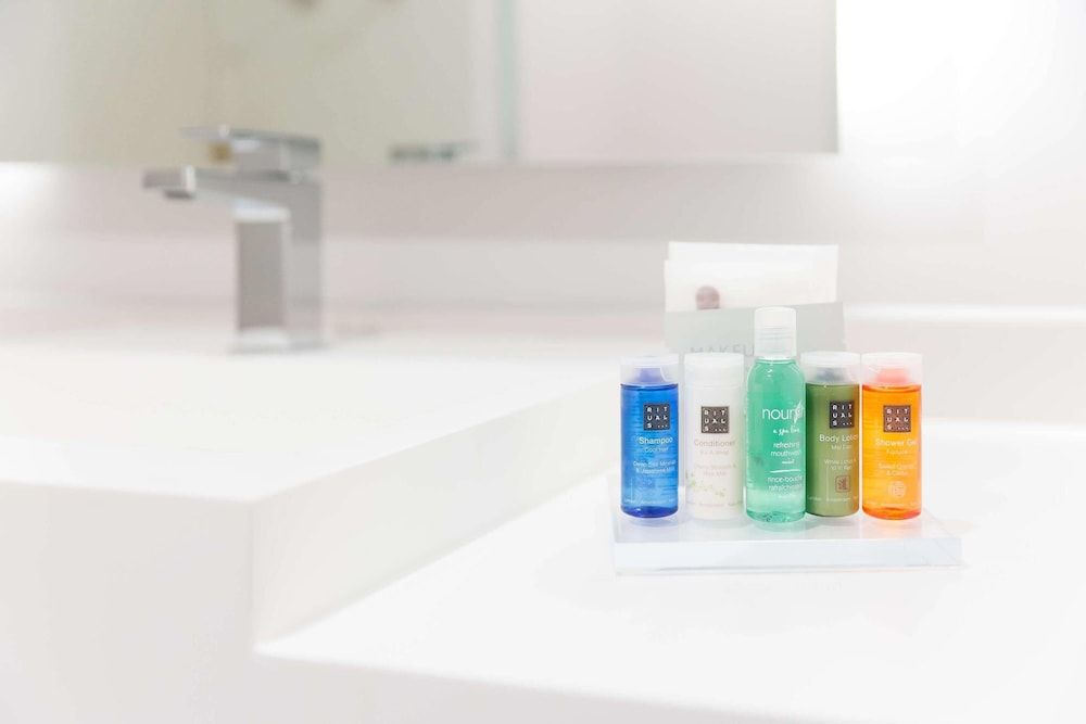 Radisson Hotel Phoenix Airport Room, 1 King Bed, Accessible, Non Smoking 6