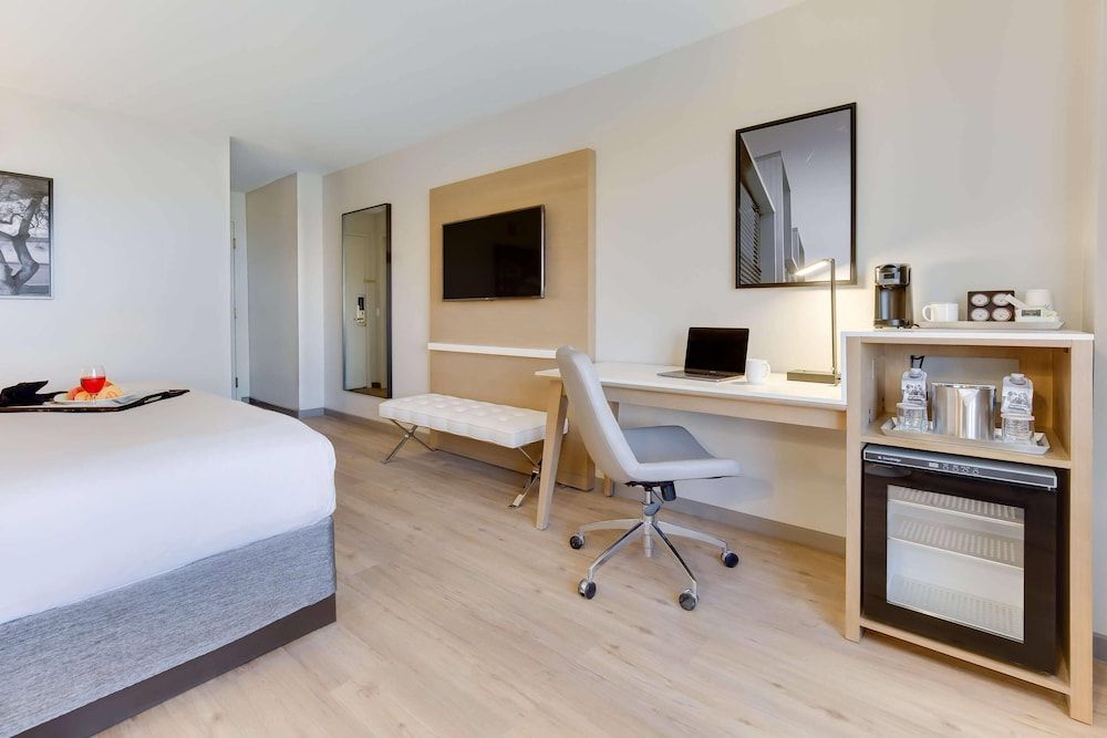 undefined Radisson Hotel Phoenix Airport 6