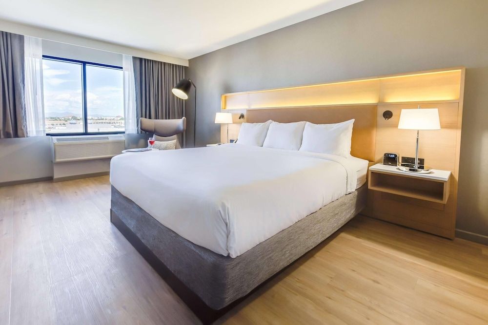 undefined Radisson Hotel Phoenix Airport 8