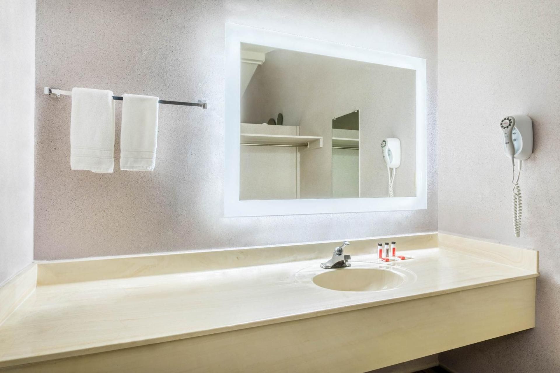 undefined Howard Johnson by Wyndham Phoenix Airport/Downtown Area 5