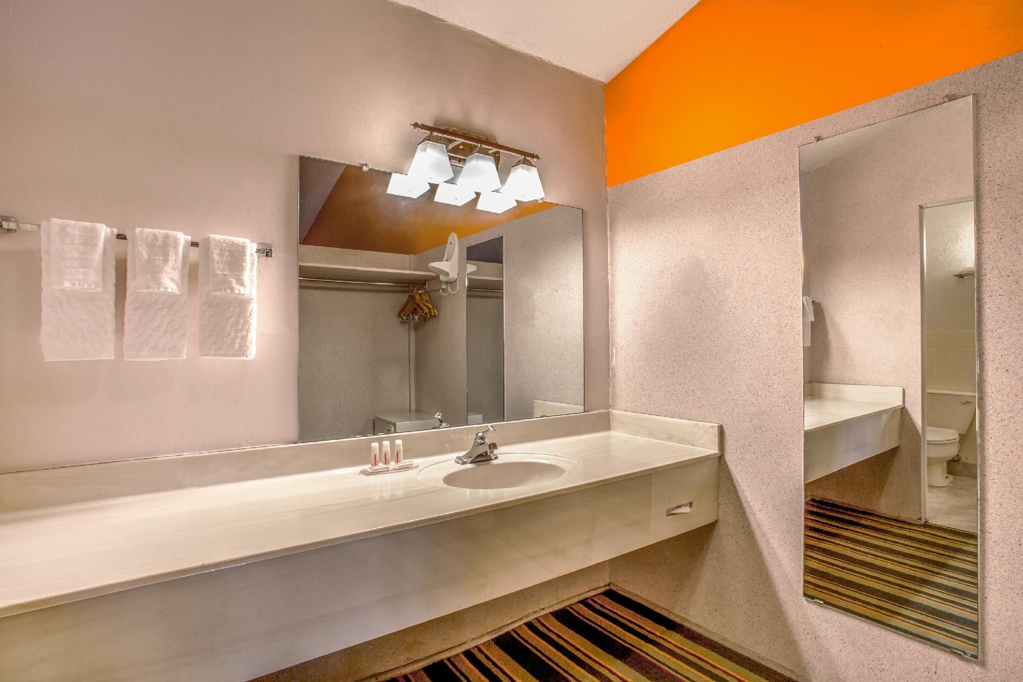 Howard Johnson by Wyndham Phoenix Airport/Downtown Area 1 Queen Bed Non-Smoking 3