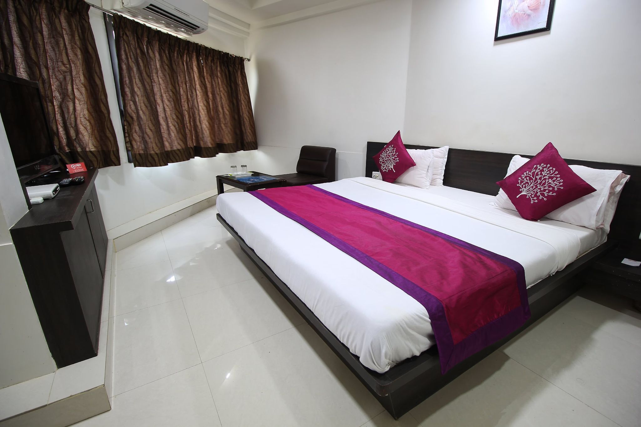 Hotel Nova Cross Road