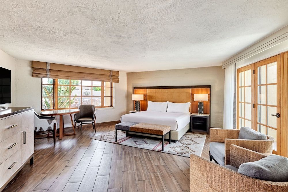 Room, 1 King Bed, Non Smoking (Mobility/Hearing Access, Roll-in Shwr)