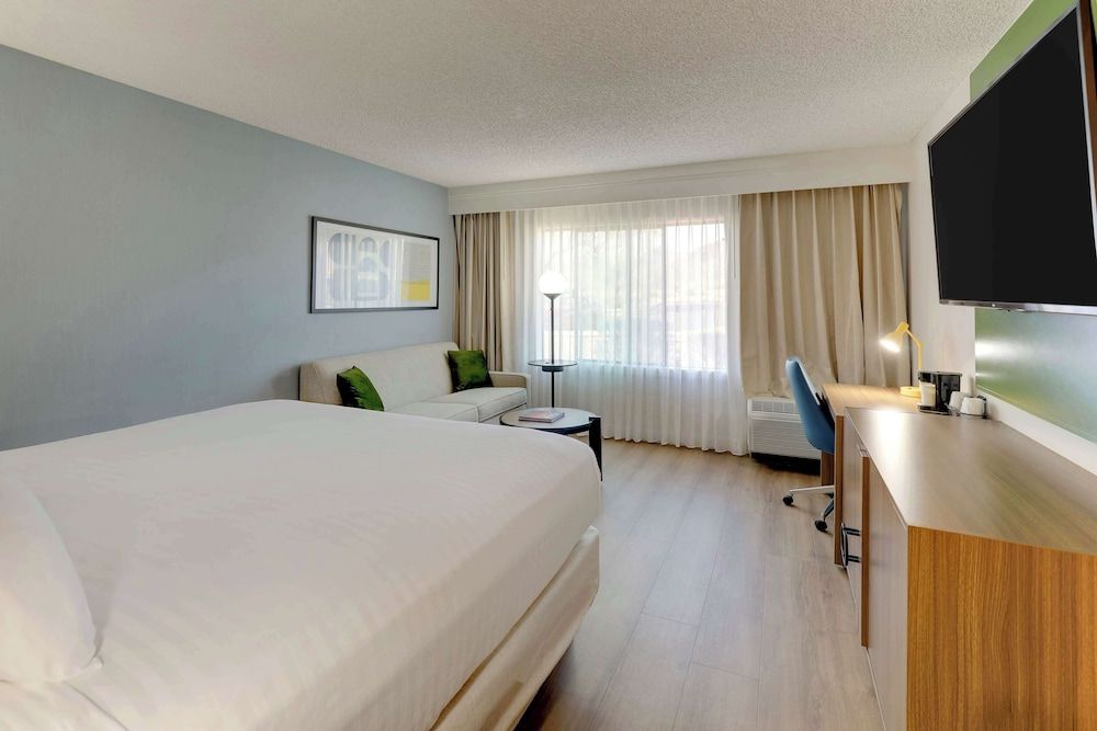 Premier Room, 1 King Bed, Balcony