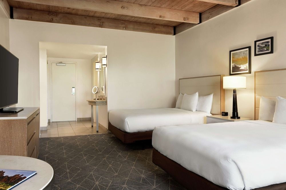 Room, 2 Queen Beds, Poolside (Roll-In Shower)