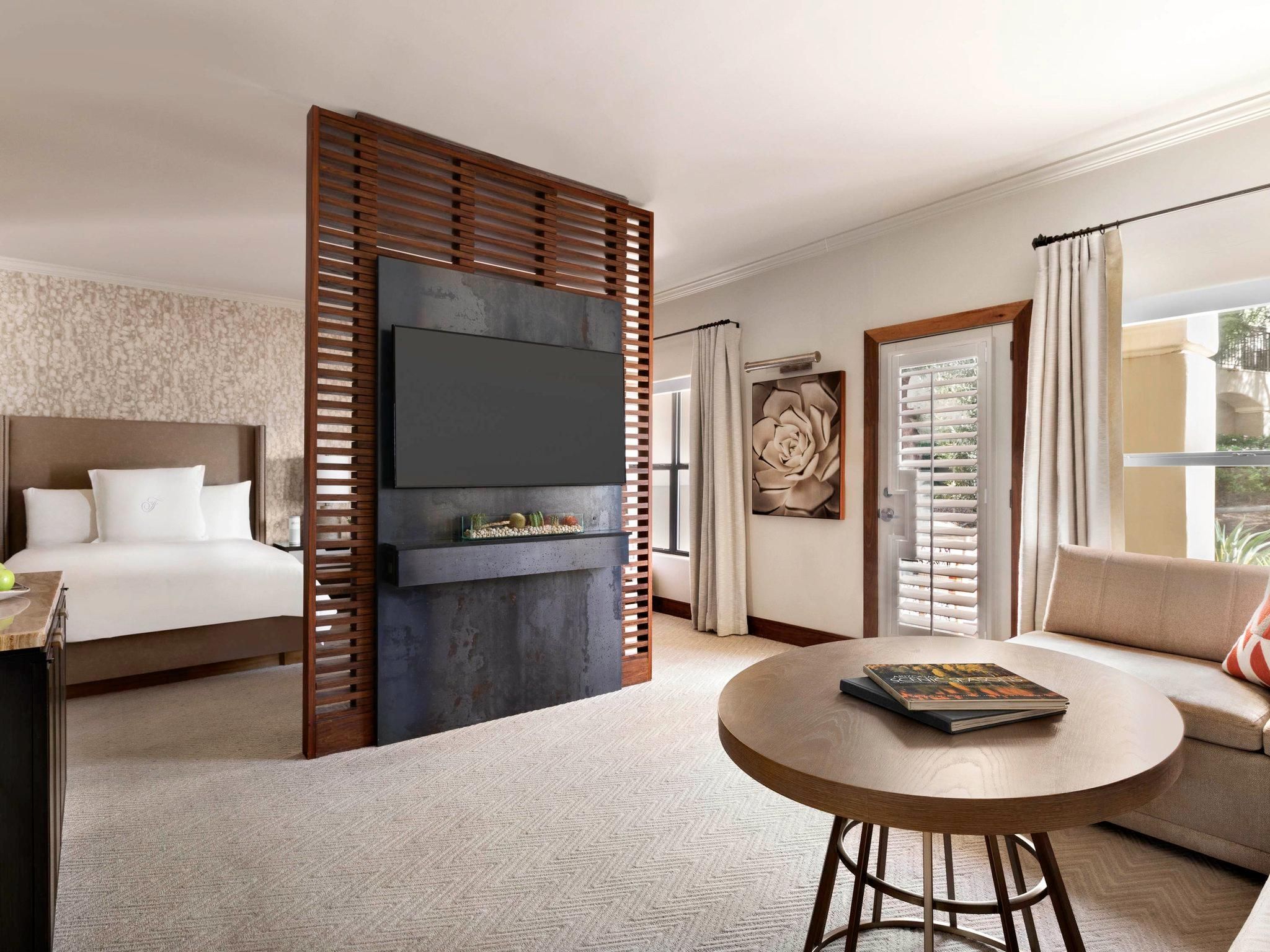Fairmont Gold Jr Suite 2 Queen- Loun ge access with breakfast, patio or balcony, tub