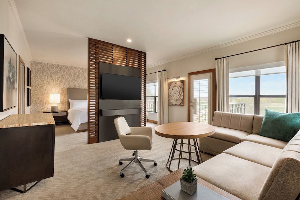 Fairmont Gold 1 Bedroom Suite 1 King-1275sf 118sm Lounge with breakfast, Patio or balcony, tub