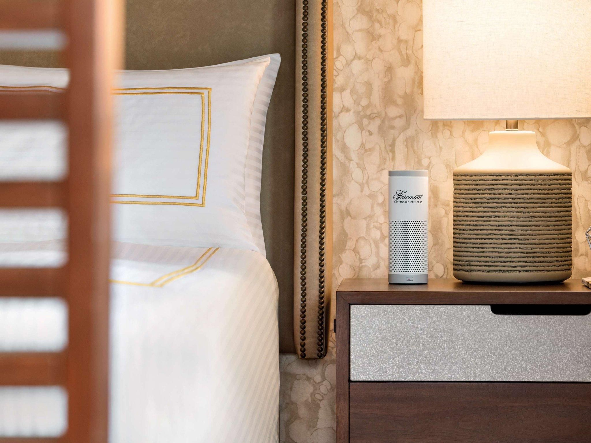 Fairmont Gold Jr Suite 1 King-  Lounge access with breakfast, patio or balcony, tub