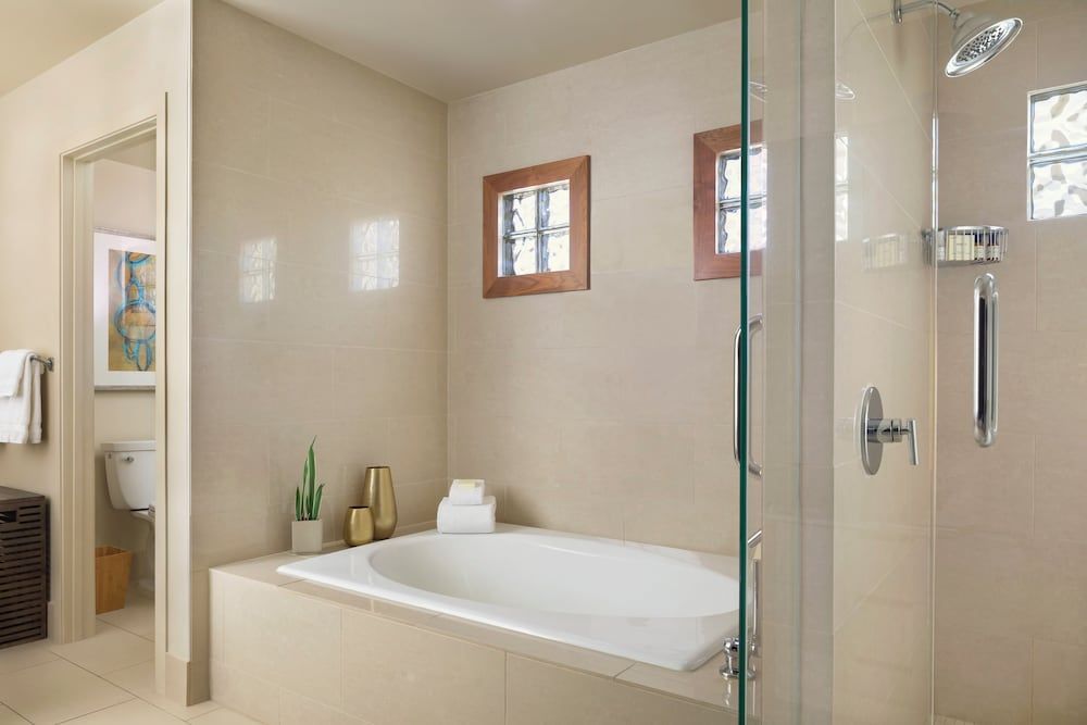 Fairmont Gold 1 Bedroom Suite 1 King-1275sf 118sm Lounge with breakfast, Patio or balcony, tub