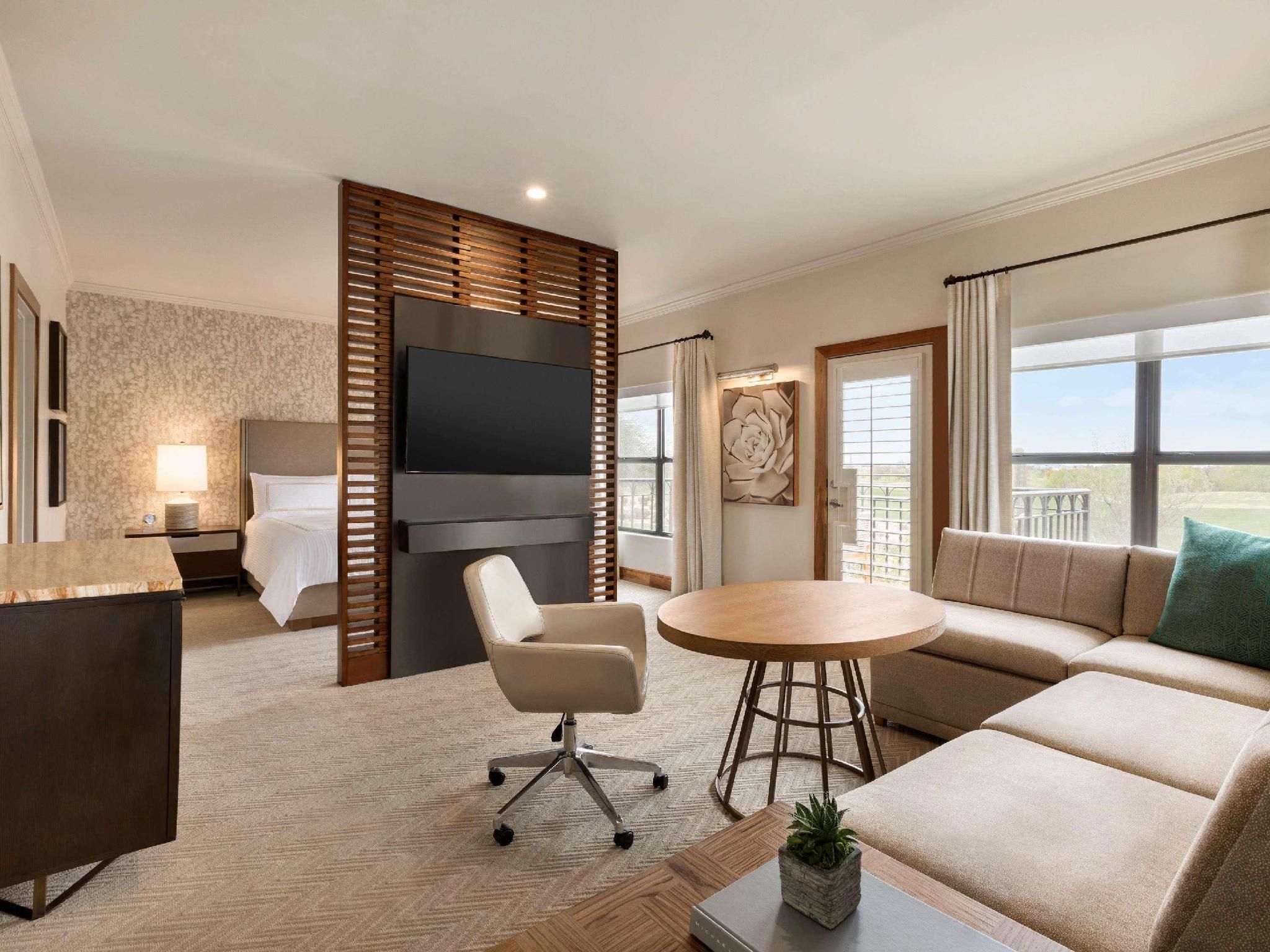 Fairmont Gold Jr Suite Golf View 1 King-  Lounge with breakfast, patio or balcony